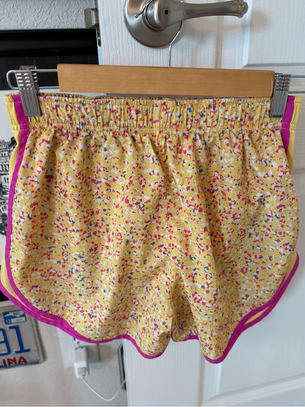 Nike Dri-FIT Tempo Running Shorts Yellow Confetti Splatter Print Womens Small